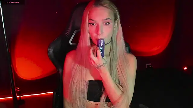 Snapshot of MilaAsh chatting on 10.01.25 MilaAsh online show from 10.01.25