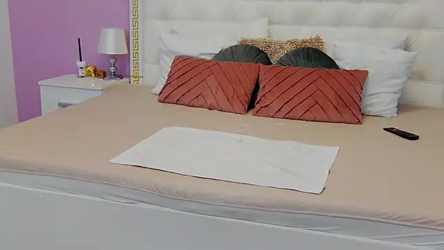 Lenna Paul online show from 03.10.25