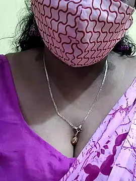 Snapshot of mallu-sumi chatting on 03.08.25 mallu-sumi online show from 03.08.25
