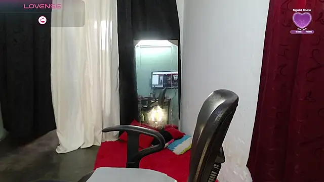 Snapshot of Aranza-Queen chatting on 05.19.26 Aranza-Queen online show from 05.19.26