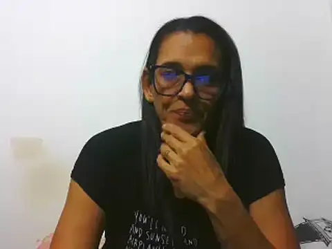 Snapshot of latinbrunettet chatting on 02.15.25 latinbrunettet online show from 02.15.25