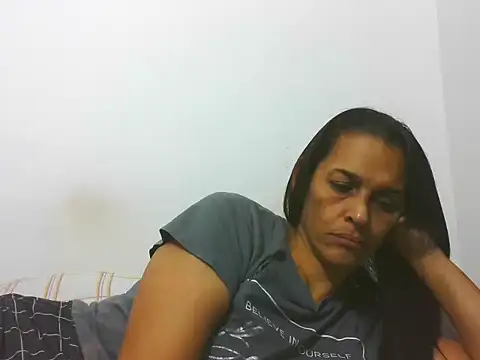 Snapshot of latinbrunettet chatting on 11.26.25 latinbrunettet online show from 11.26.25