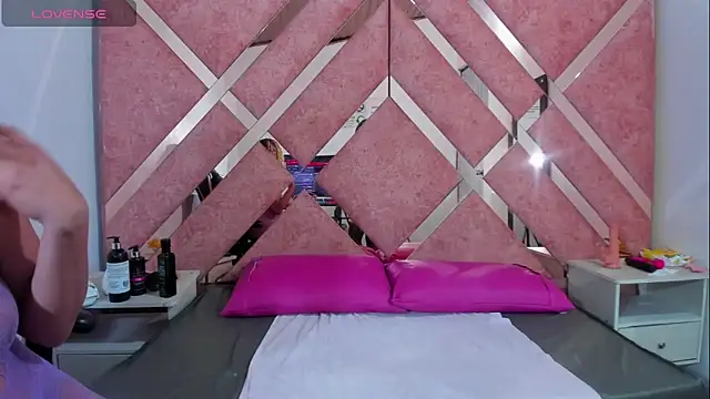 Lucy White   online show from 11.25.25