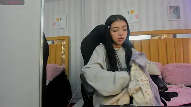 Snapshot of pettit_courtny chatting on 10.01.25 pettit courtny online show from 10.01.25