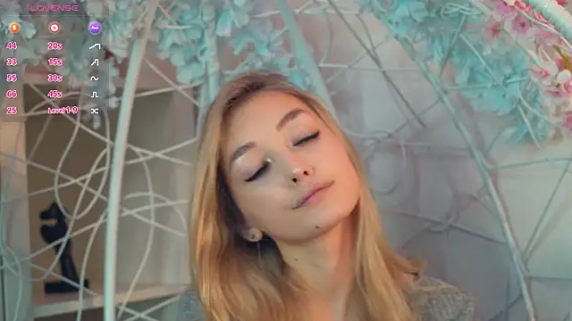 Snapshot of FlairCunard chatting on 12.20.24 FlairCunard online show from 12.20.24