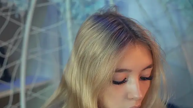 Snapshot of FlairCunard chatting on 12.21.24 FlairCunard online show from 12.21.24