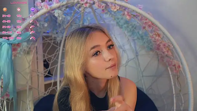 Snapshot of FlairCunard chatting on 12.21.24 FlairCunard online show from 12.21.24