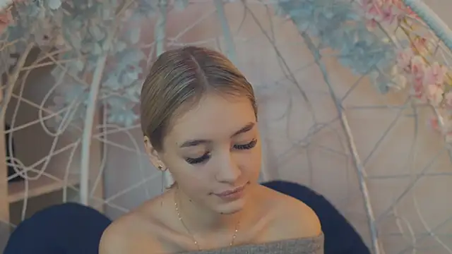 Snapshot of FlairCunard chatting on 12.25.24 FlairCunard online show from 12.25.24