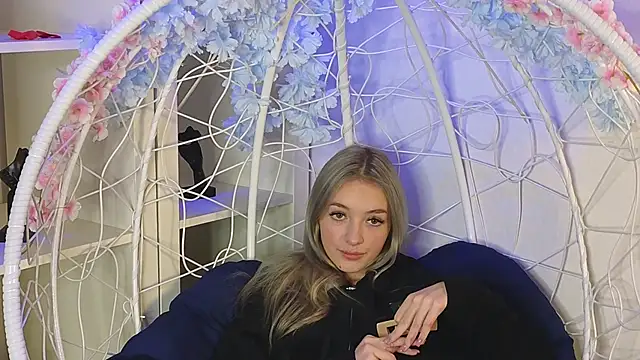 Snapshot of FlairCunard chatting on 12.27.24 FlairCunard online show from 12.27.24