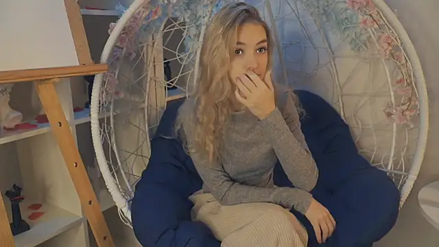 Snapshot of FlairCunard chatting on 12.29.24 FlairCunard online show from 12.29.24