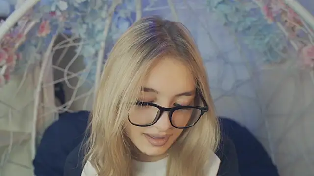 Snapshot of FlairCunard chatting on 01.01.25 FlairCunard online show from 01.01.25