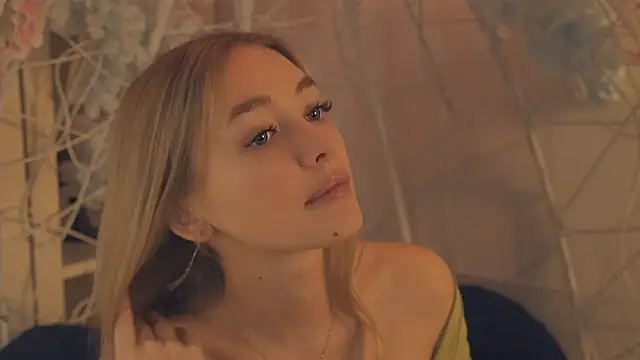 Snapshot of FlairCunard chatting on 01.07.25 FlairCunard online show from 01.07.25