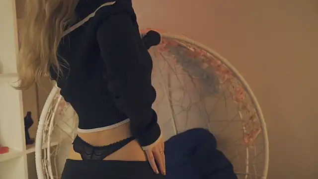 Snapshot of FlairCunard chatting on 01.11.25 FlairCunard online show from 01.11.25