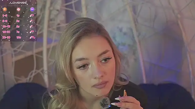 Snapshot of FlairCunard chatting on 02.10.25 FlairCunard online show from 02.10.25