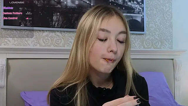 Snapshot of FlairCunard chatting on 02.22.25 FlairCunard online show from 02.22.25