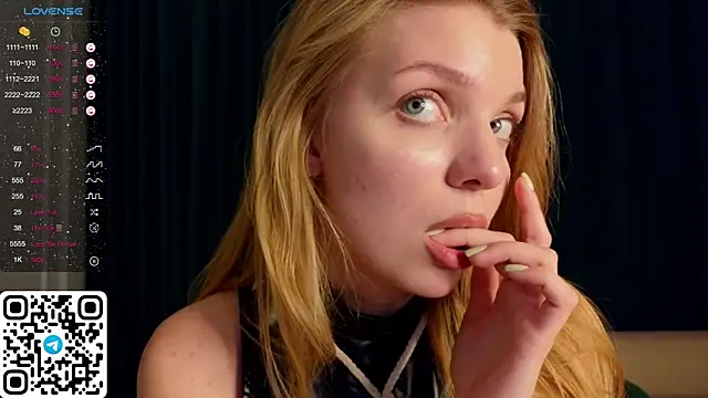 Snapshot of ElswythDecoursey chatting on 12.22.24 ElswythDecoursey online show from 12.22.24