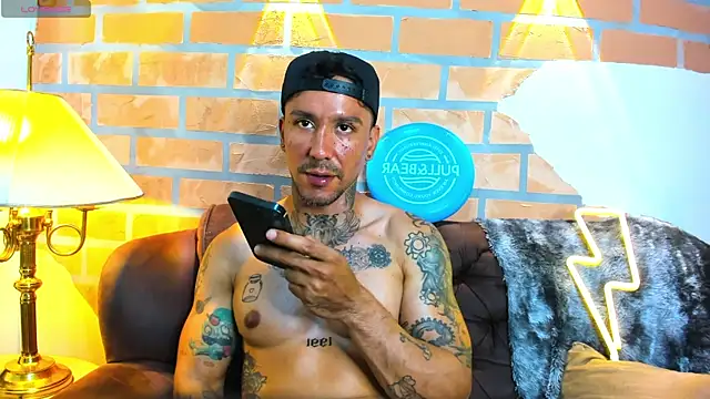 Snapshot of Dylanstonne chatting on 03.12.25 Dylanstonne online show from 03.12.25