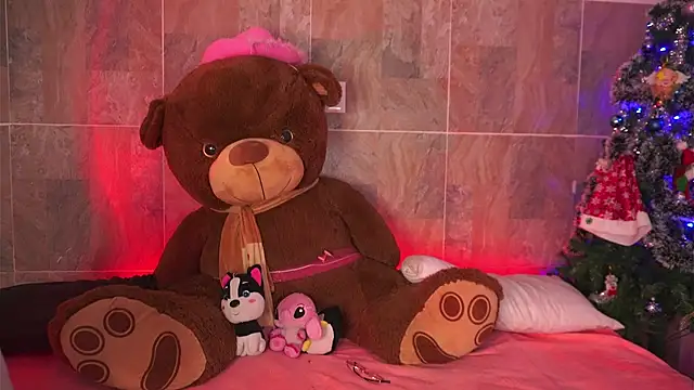 Snapshot of LeagueOfLovers chatting on 12.23.24 LeagueOfLovers online show from 12.23.24