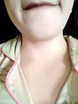 Snapshot of Anki-doll chatting on 04.19.26 Anki-doll online show from 04.19.26