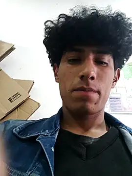 Snapshot of alexander32r chatting on 09.17.25 alexander32r online show from 09.17.25