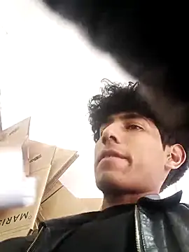 Snapshot of alexander32r chatting on 09.18.25 alexander32r online show from 09.18.25