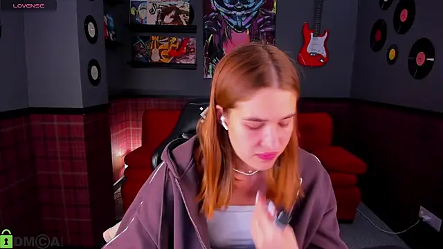 Jennifer Wadee online show from 04.08.26