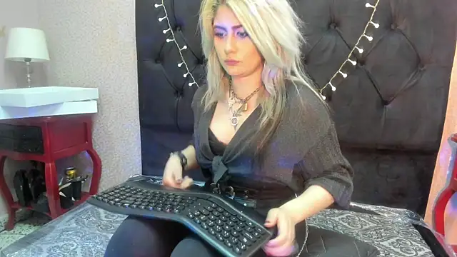HollyWould   online show from 10.21.25