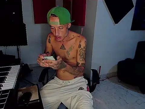 Snapshot of patrik_tattoo_ chatting on 11.15.25 patrik tattoo online show from 11.15.25