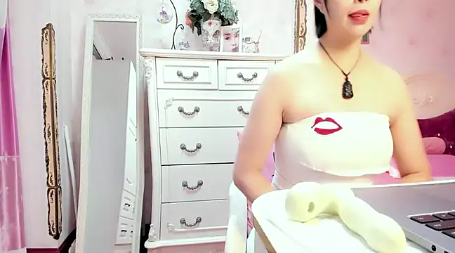 Snapshot of WJYD8 chatting on 12.03.24 WJYD8 online show from 12.03.24