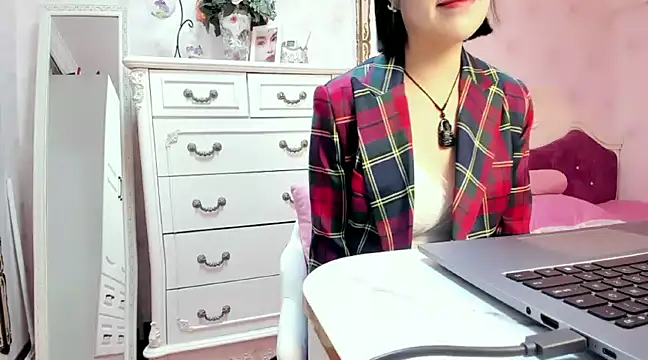 Snapshot of WJYD8 chatting on 12.05.24 WJYD8 online show from 12.05.24