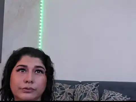 Snapshot of alinabozz1 chatting on 06.25.26 alinabozz1 online show from 06.25.26