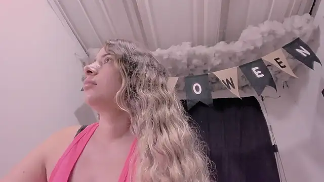 Snapshot of Lauu_G chatting on 10.23.25 Lauu G online show from 10.23.25