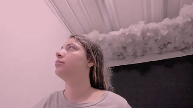 Snapshot of Lauu_G chatting on 11.04.25 Lauu G online show from 11.04.25