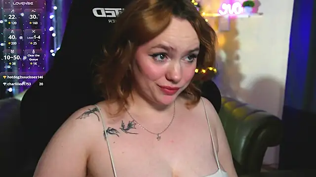 Snapshot of Kari_Lunna chatting on 12.26.24 Kari Lunna online show from 12.26.24