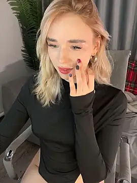 Snapshot of Eva_Millss chatting on 12.14.24 Eva Millss online show from 12.14.24