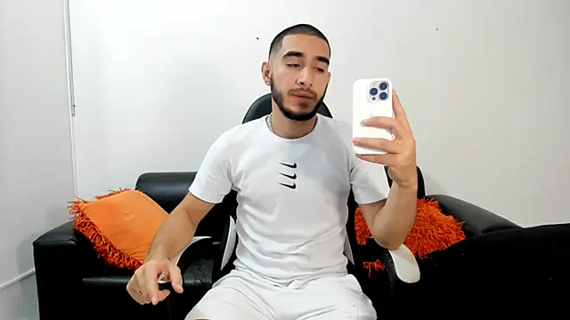 Snapshot of JuanDiegoKing chatting on 03.22.25 JuanDiegoKing online show from 03.22.25