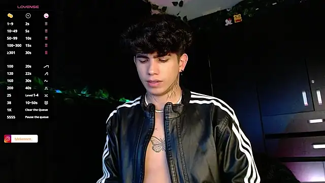 Snapshot of LyleBennett_ chatting on 12.19.24 LyleBennett  online show from 12.19.24