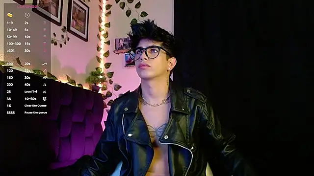 Snapshot of LyleBennett_ chatting on 02.01.25 LyleBennett  online show from 02.01.25