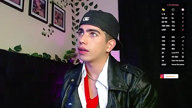 Snapshot of LyleBennett_ chatting on 02.14.25 LyleBennett  online show from 02.14.25