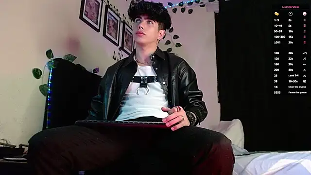 Snapshot of LyleBennett_ chatting on 03.04.25 LyleBennett  online show from 03.04.25