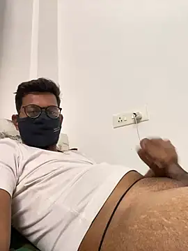 Snapshot of indboy chatting on 12.11.24 indboy online show from 12.11.24