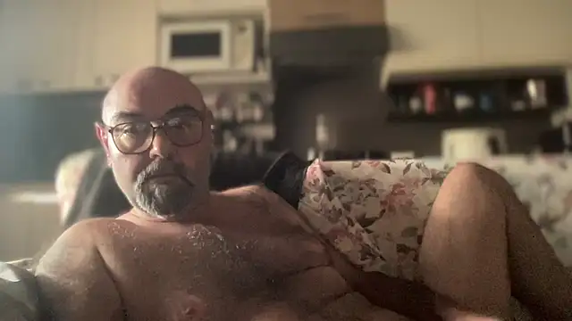Snapshot of MM7026 chatting on 05.28.26 MM7026 online show from 05.28.26