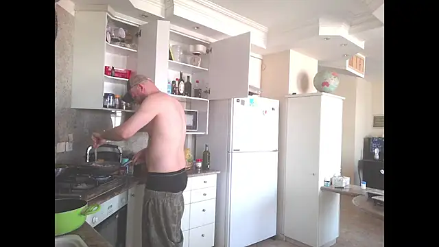 Snapshot of Tall_REC chatting on 12.09.24 Tall REC online show from 12.09.24