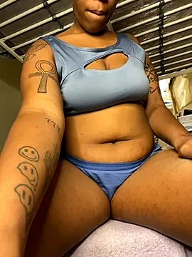 Snapshot of MsSapPhire500 chatting on 10.19.25 MsSapPhire500 online show from 10.19.25