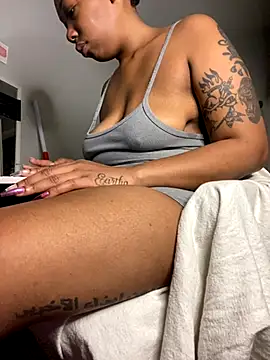 Snapshot of MsSapPhire500 chatting on 10.26.25 MsSapPhire500 online show from 10.26.25