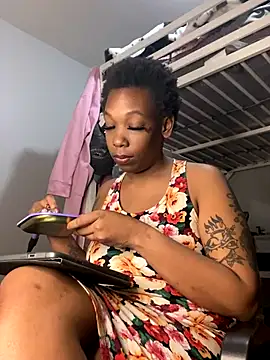 Snapshot of MsSapPhire500 chatting on 11.27.25 MsSapPhire500 online show from 11.27.25