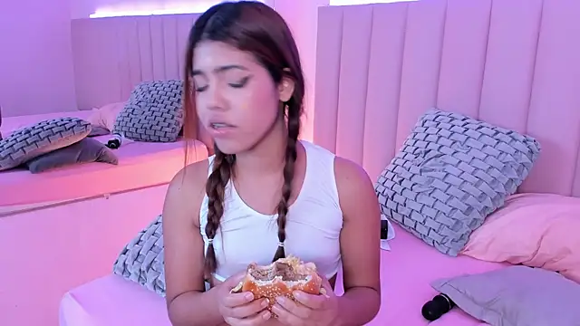 Snapshot of KellyOlsenbe chatting on 02.02.25 KellyOlsenbe online show from 02.02.25