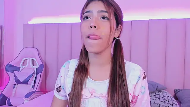 Snapshot of KellyOlsenbe chatting on 02.09.25 KellyOlsenbe online show from 02.09.25