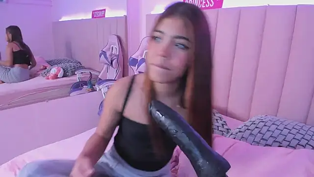 Snapshot of KellyOlsenbe chatting on 03.11.25 KellyOlsenbe online show from 03.11.25