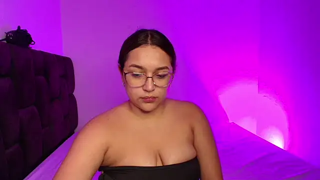 Snapshot of EmilySavvato chatting on 03.16.25 EmilySavvato online show from 03.16.25